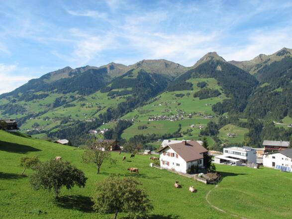 Blick von Raggal auf die Sonnenseite des Großen Walsertals mit St. Gerold und dem Walser Kamm im Hintergrund