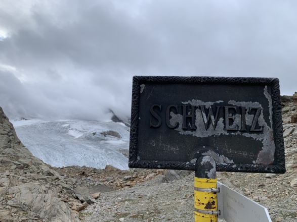 Grenztafel bei der "Roten Furka" mit Blick zum Silvrettagletscher