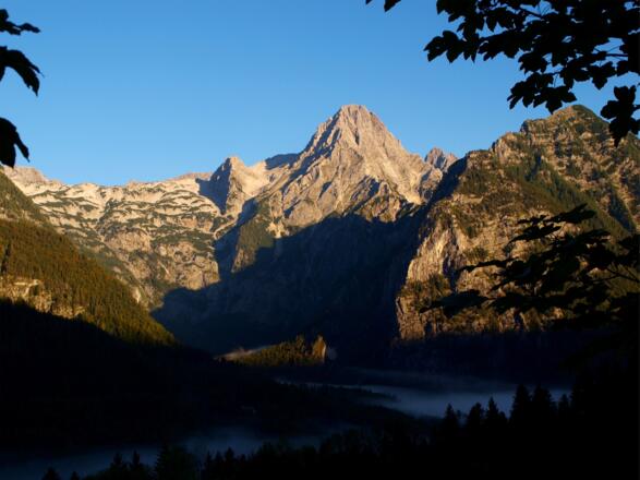 Morgenstimmung, Spitzmauer mit Frühnebelfelder im Tal