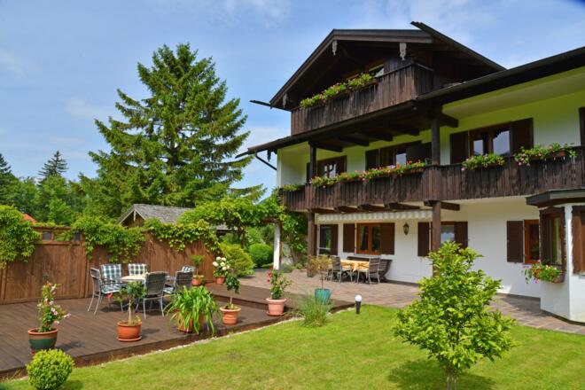 Hausansicht mit Gästeterrasse