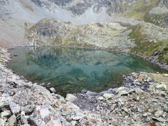 Der Schönrinnenkarsee auf 2353 m ist ca. 200 m lang.