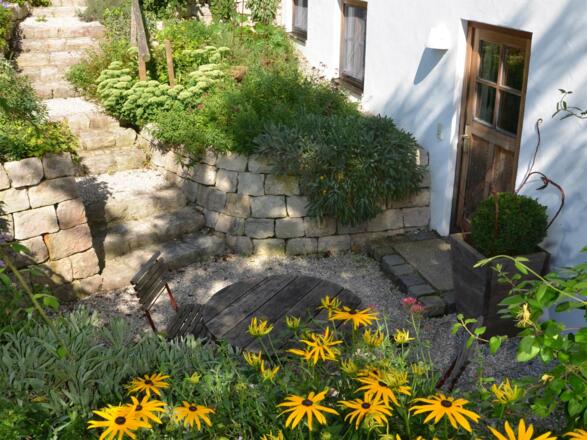 Hauseingang mit Steingarten
