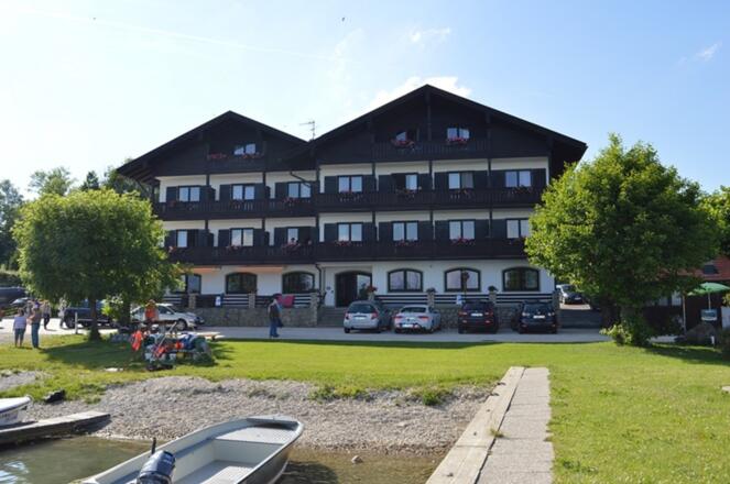 Hausansicht vom See aus