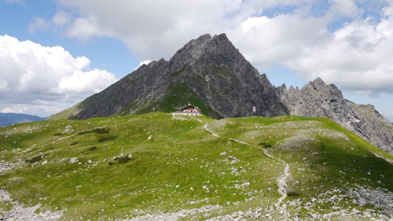 Die Fiderepasshütte vor der Oberstdorfer Hammerspitze.
