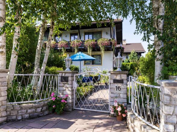 Eingangstor mit Gartenblick