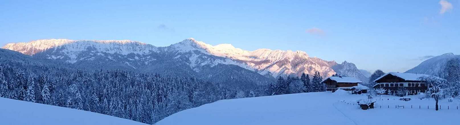 das Lattengebirge im Winter von unserer Wiese aus