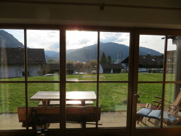 Blick durch Wohnzimmerfenster