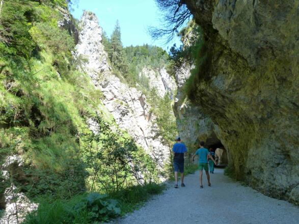 der Tunnel macht die Wanderung zum Erlebnis