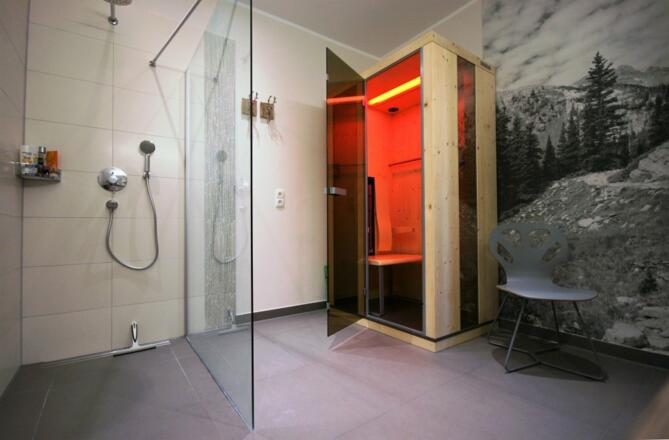 Bad mit Dusche und Infrarotkabine
