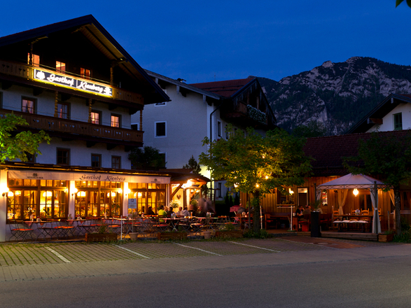Unser Haus bei Nacht