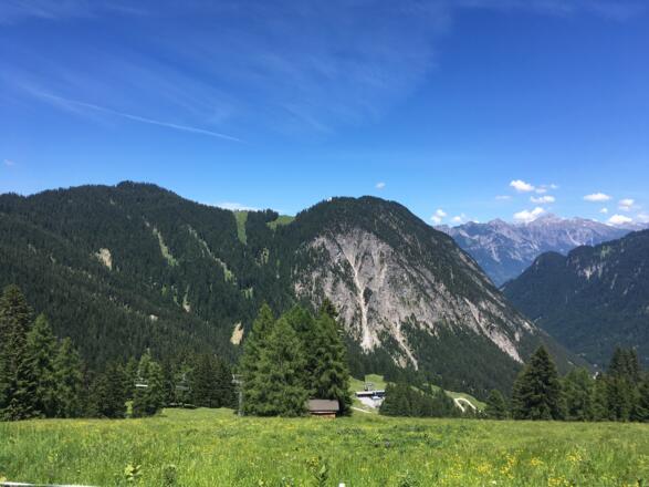 Blick hinunter Richtung Dorfbahn Bergstation