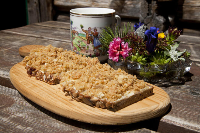 Ein Steirerkasbrot schmeckt am Besten auf der Alm
