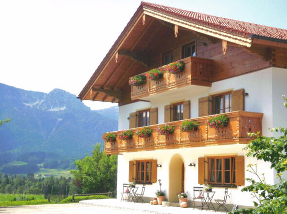 Hausansicht im Sommer