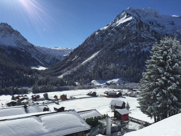 Blick auf Bödmen vom oberen Höhenweg