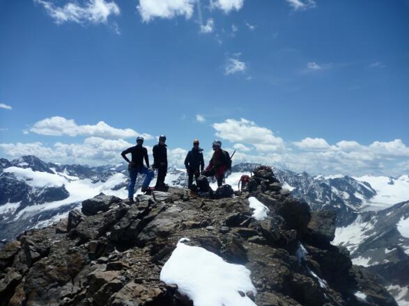 ... stehen am Gipfel der Bliggspitze. Auch gut: einmal kein Gipfelkreuz, das im Weg steht.