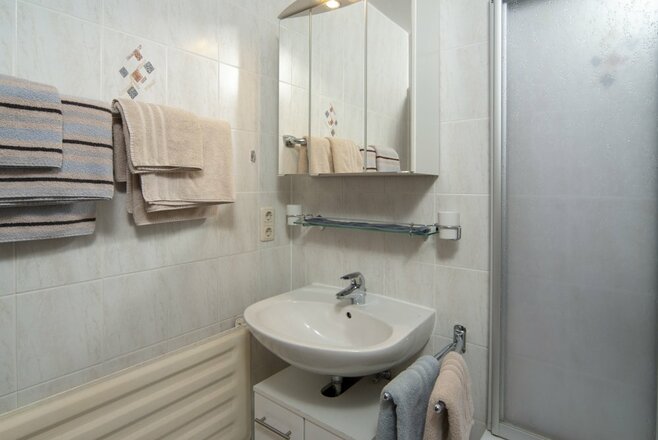 k-15024_fewo2_0999-bad_jtanner