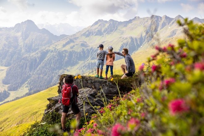 Familienwanderung am Wiedersbergerhorn zur Almrosenblüte