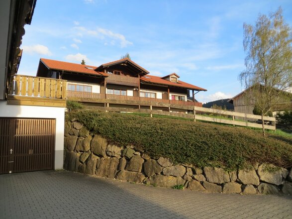 Hausansicht und Tiefgarageneinfahrt