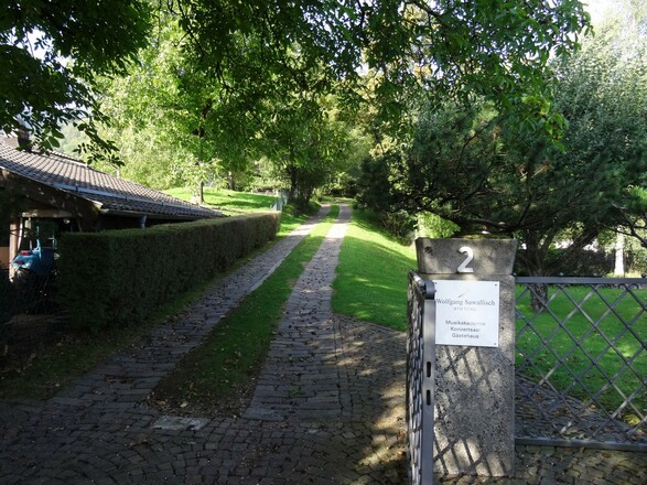 Auffahrt an der Straße