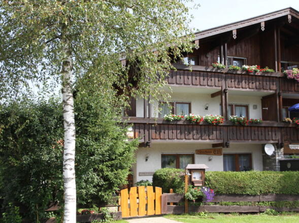 Hausansicht im Sommer