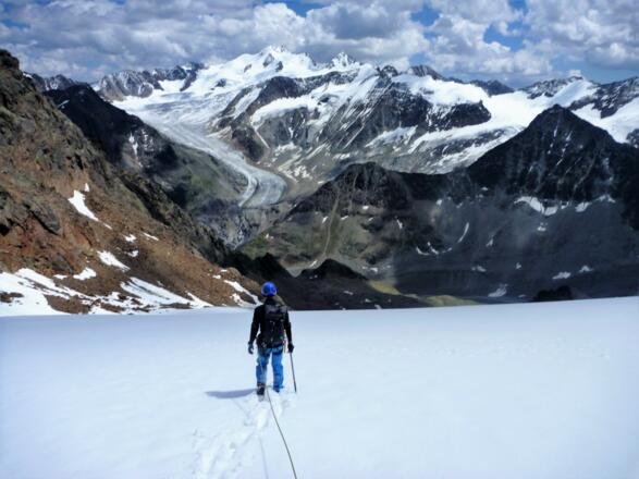 ... geht's über den Eiskastenferner und in der Aufstiegsspur talwärts.