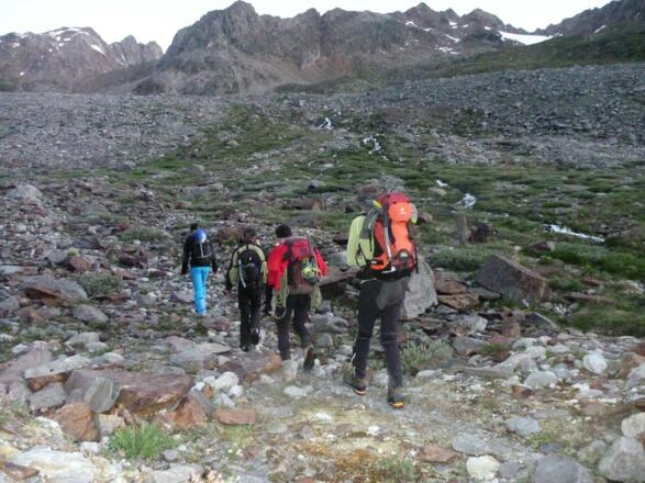 ... verlassen wir den Fuldaer Höhenweg nach rechts und folgen - ab nun weglos - dem Wasserlauf des Eiskastenferners.