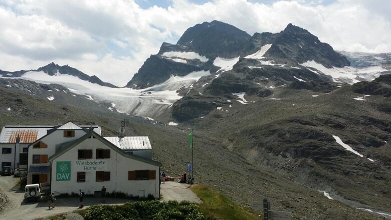 Wiesbadener Hütte (2.443) mit Vermunt- und Ochsentaler Gletscher