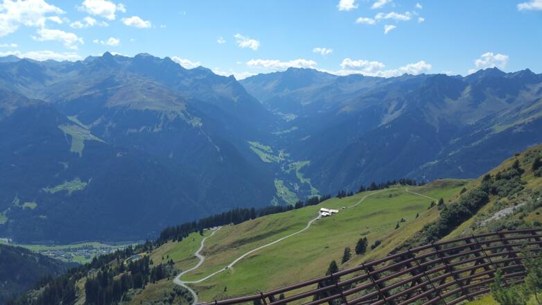 Weg zur Grasjoch Hütte - im Hintergrund die Zamangalpe