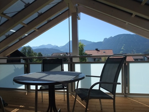 Überdachter Glasbalkon