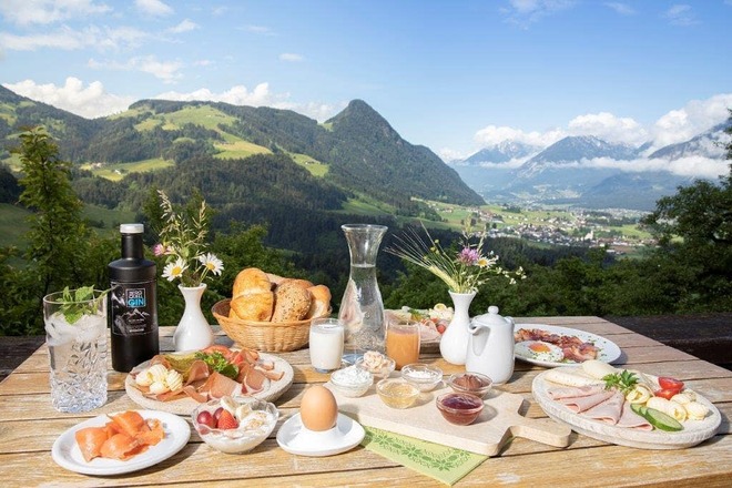 Frühstück am Berg mit Traumpanorama