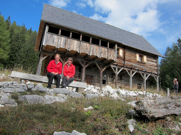 Bärenriedlau Hütte mit Aussichtsbankerl