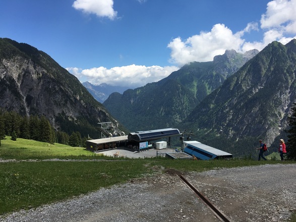 Etappe 1: Blick zur Bergstation Dorfbahn Richtung Ausgang Brandnertal