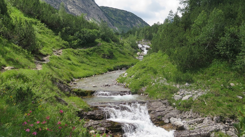Der Lech bahnt sich den Weg hinab ins Tal
