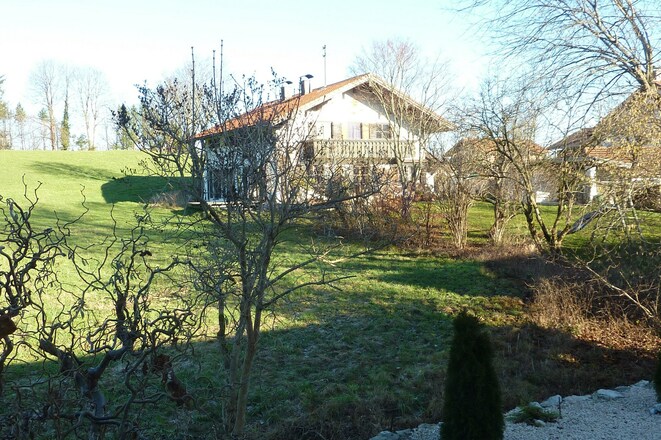 Nachbarhaus von dem Grillplatz zu sehen.