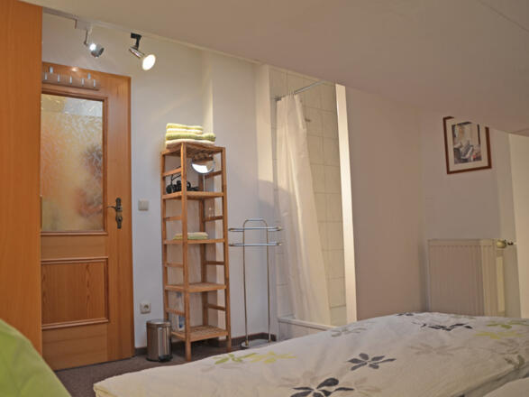 Zweiter Raum, Blick auf Dusche