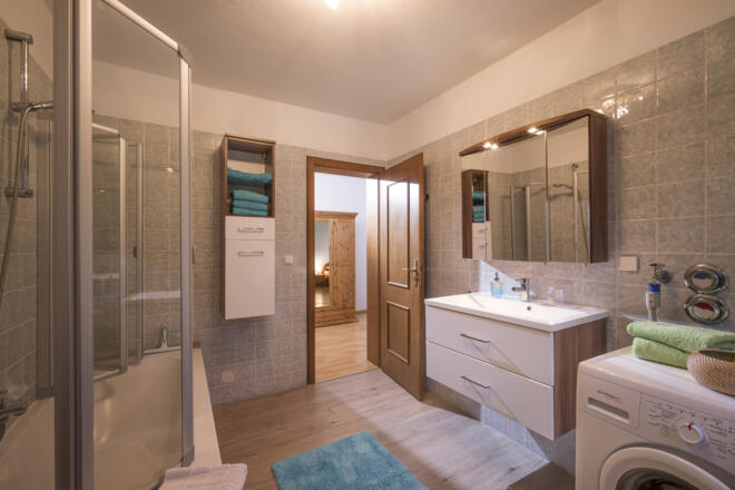 Badezimmer mit Waschmaschine