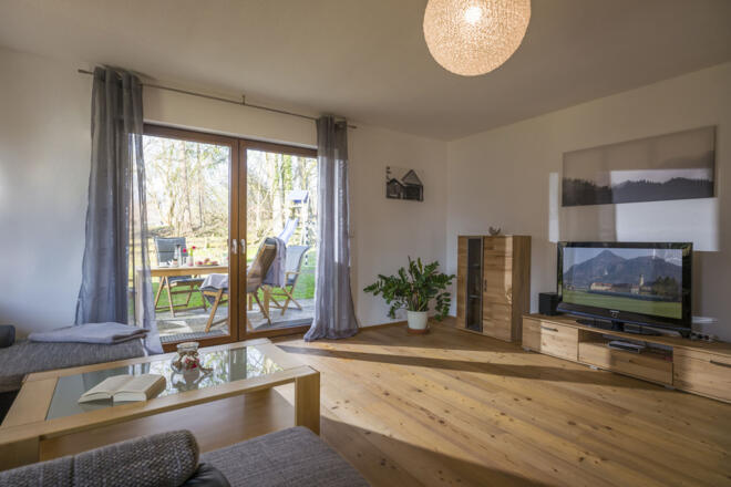 Wohnzimmer mit Fernseher