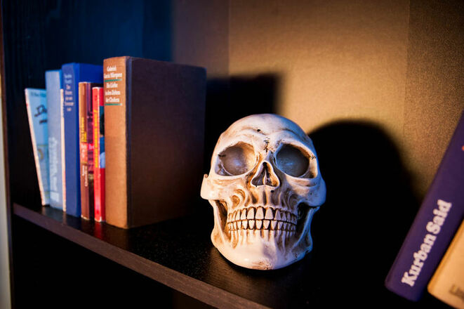 Bücherregal mit Schädel im Escape Room
