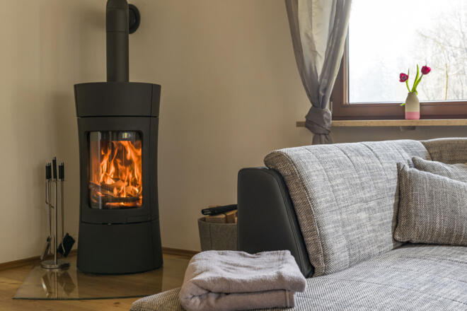 gemütlicher Ofen im Wohnzimmer