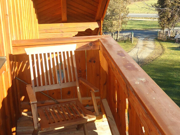 Sonniger Balkon mit Blick in die Berge.jpg
