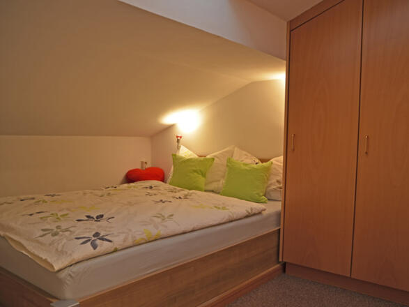 Zweiter Raum mit Bett 140 x 200 in Dachschräge und Dusche in diesem Zimmer