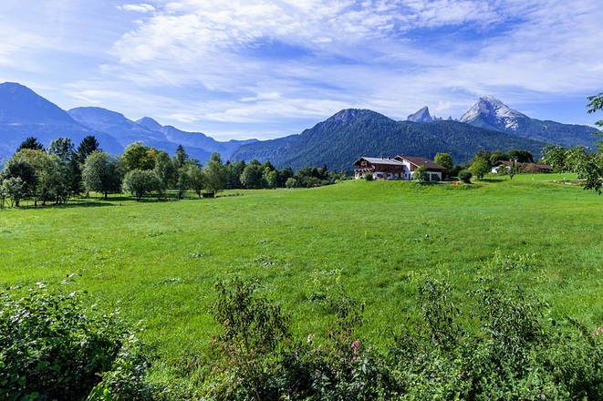 Unser Bauernhof mit Wiesen