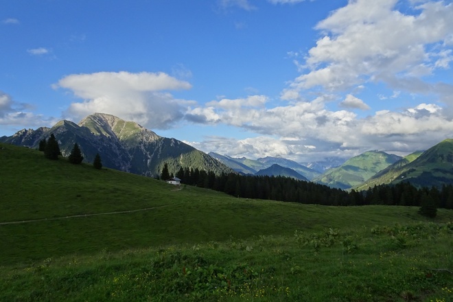 Rückblick zur Reuttener Hütte mit Thaneller