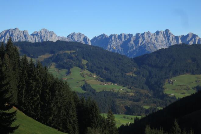 im Aufstieg spitz im Norden mehr und mehr der Wilde Kaiser heraus