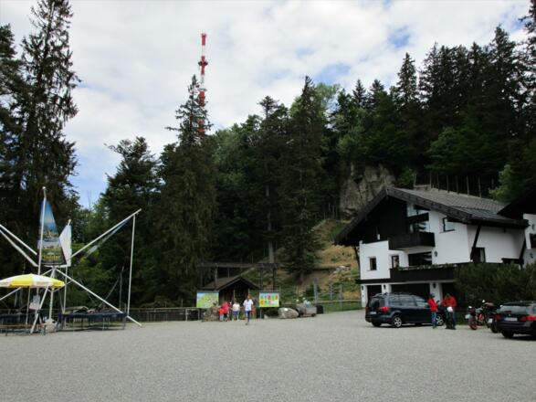 Eingang zum Wildpark mit Sendeturm im Hintergrund 