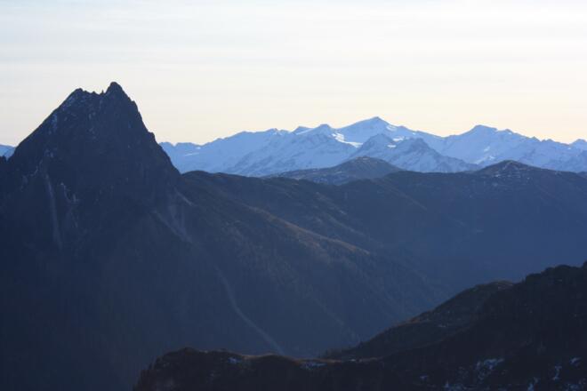 Blick nach Süden vom Gampenkogel auf den Rettenstein und Alpenhauptkamm mit Großvenediger