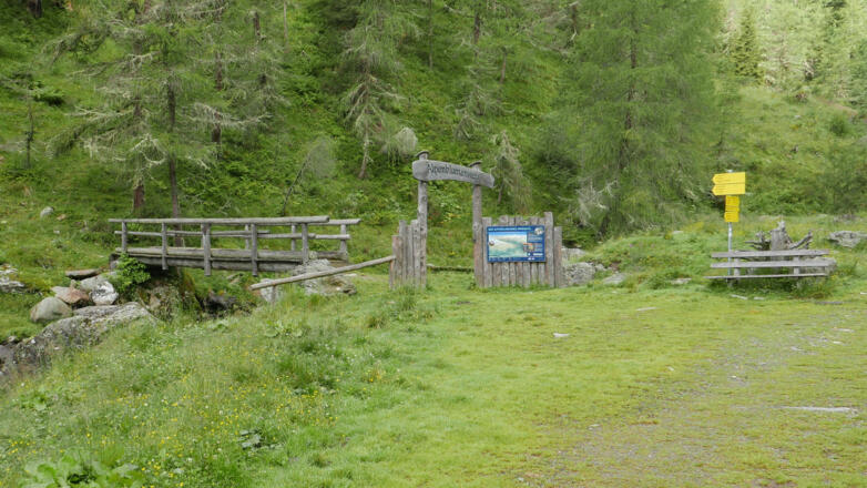 An der Abzweigung zum Blumenweg
