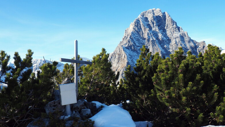 Kleines Kreuz mit Spitzmauer