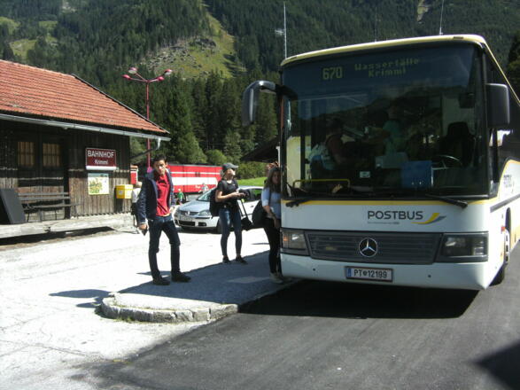 Am Bahnhof Krimml wartet stündlich der Bus auf den Zug.