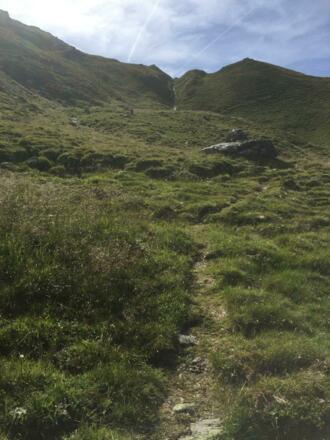 Nach dem Fahrweg zweigt bei ca. 2180 m ein schöner Wanderweg Richtung Rastkogel ab (bez.)